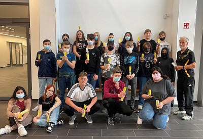 Sporthelferinnen und -helfer beim Federfußball (zum großen Bild)