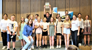 Berufswahlteam und Schülerinnen bei der Verleihung des Berufswahlsiegels 2023